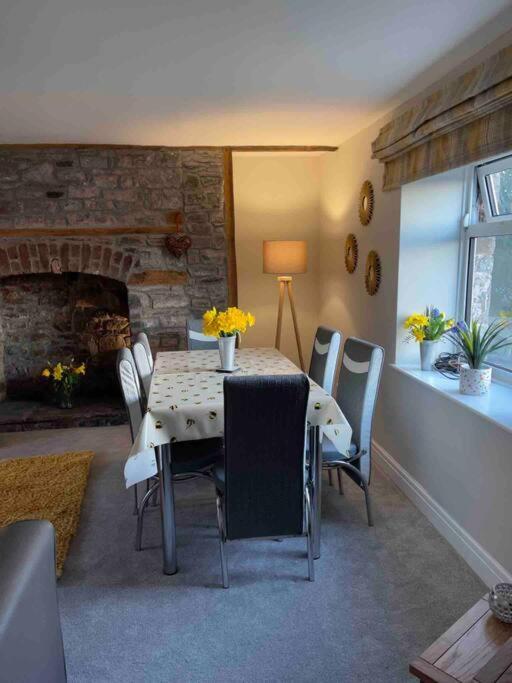 Yew Tree Cottage, 3 Bedroom, 4 Church Row Defynnog Devynock المظهر الخارجي الصورة
